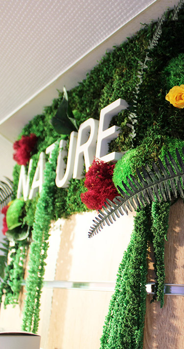 Décor végétal avec lettres "NATURE"